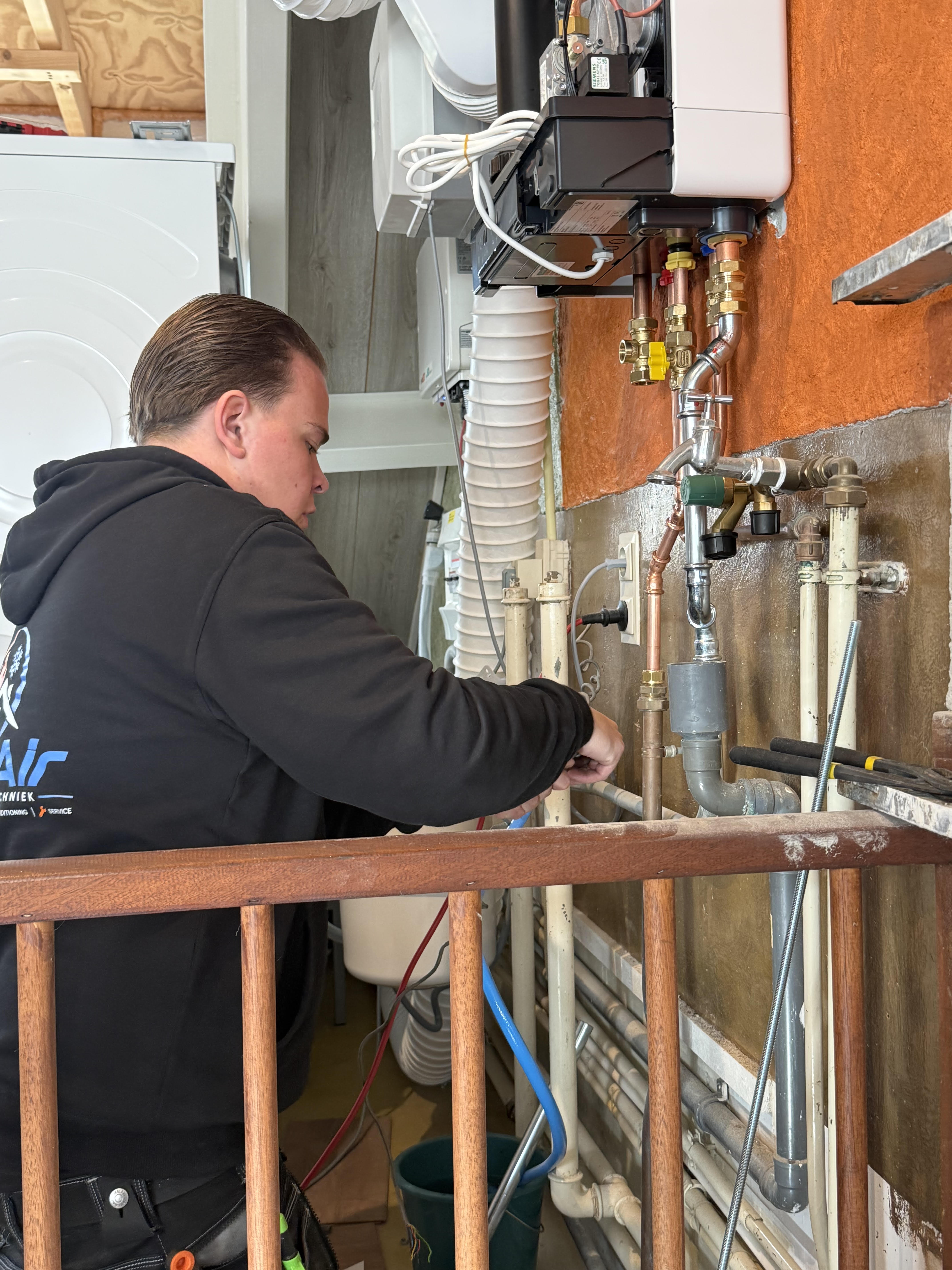 Monteur van ProAir Installatietechniek aan het werk